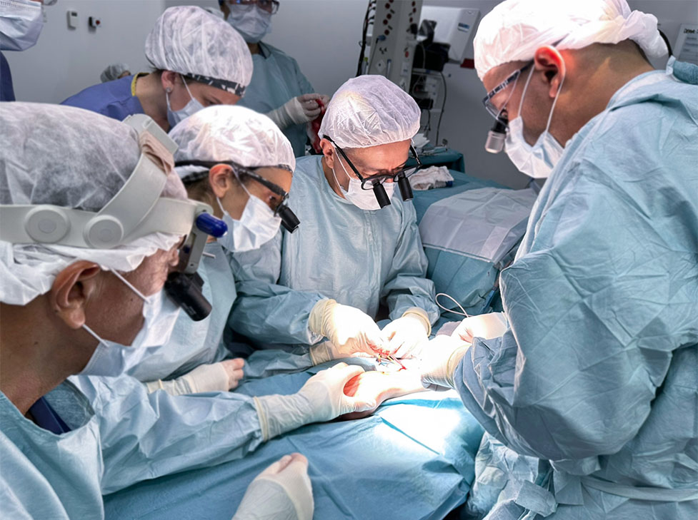 Dr. Luis Nieto, cirujano plástico y microcirujano en Bogotá